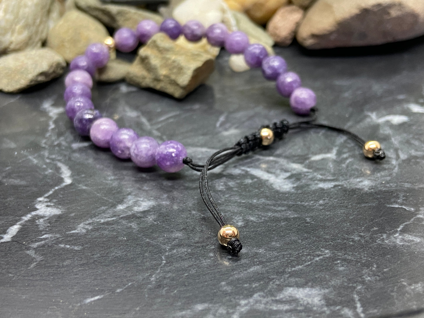 Lepidolith Edelstein Armband mit echten Gold Perlen