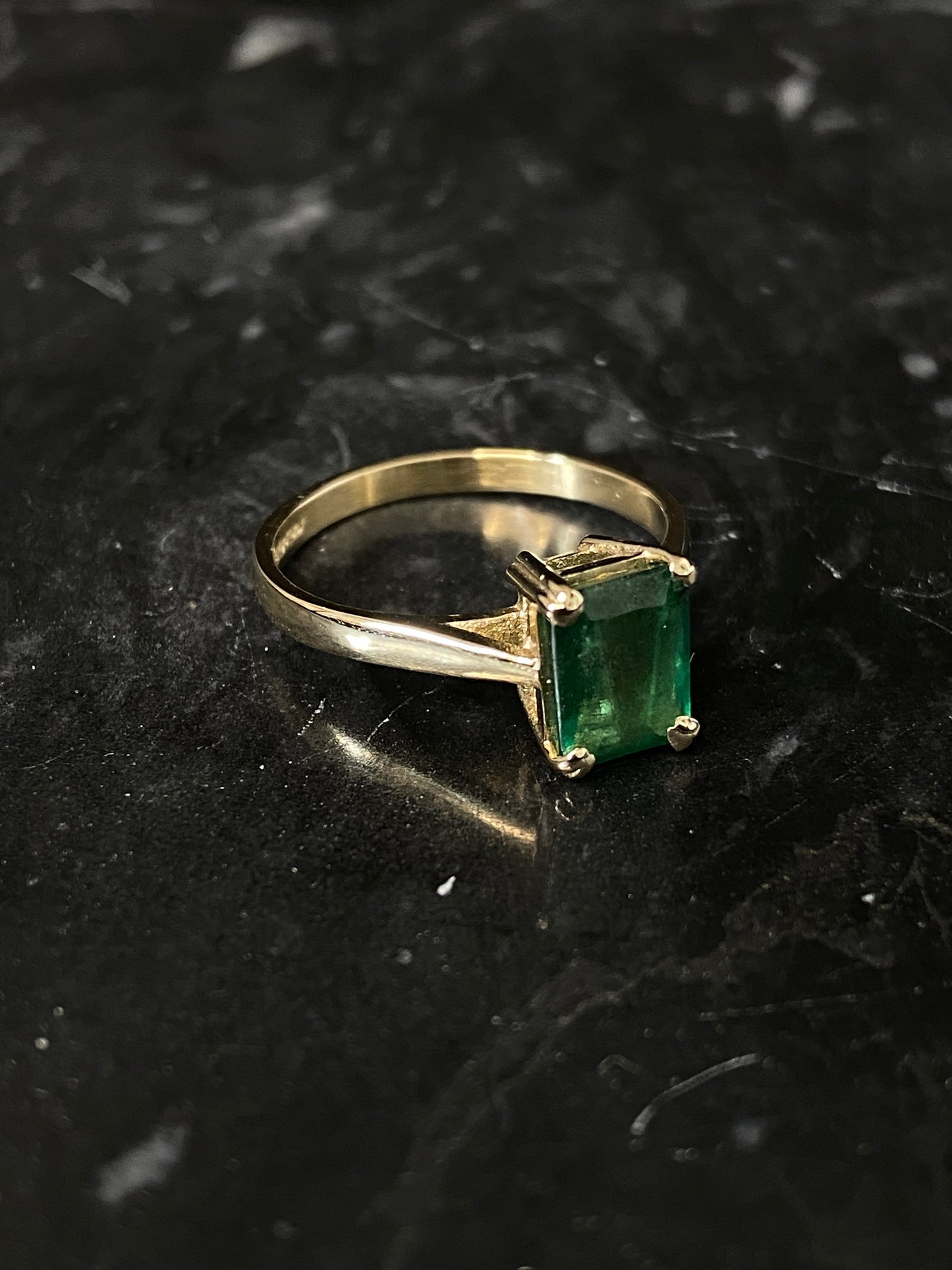 Goldring mit Smaragd