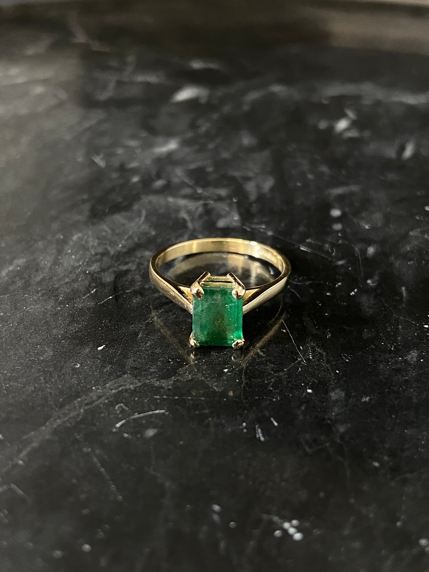 Goldring mit Smaragd