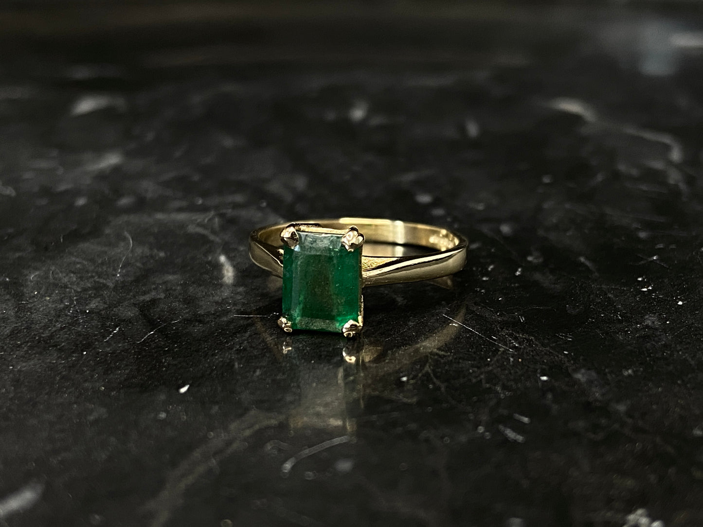 Goldring mit Smaragd